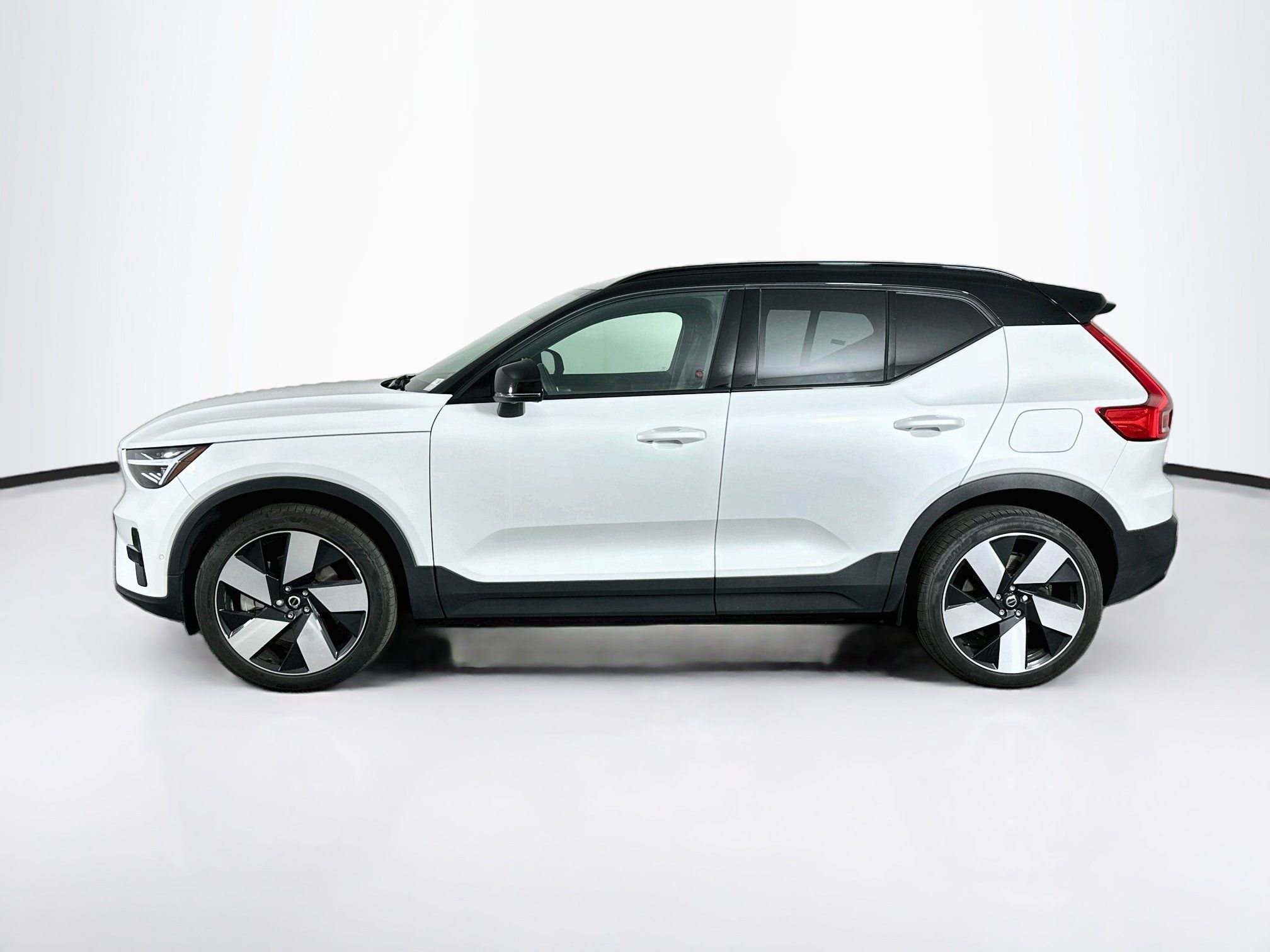 Used 2024 Volvo XC40 Recharge Plus w/ Protection Package Premier RWD image 4