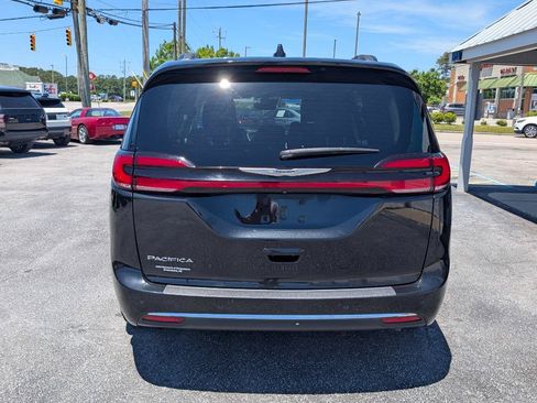 Used 2022 Chrysler Pacifica Touring-L w/ Uconnect Theater Family Group FWD image 6