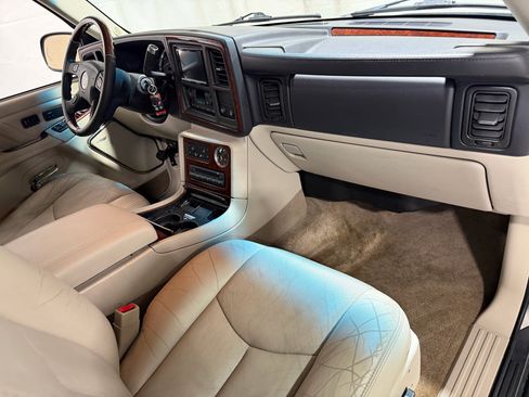 Used 2004 Cadillac Escalade ESV Platinum image 12