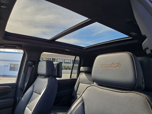 Used 2024 Chevrolet Suburban High Country w/ Advanced Technology Package image 5