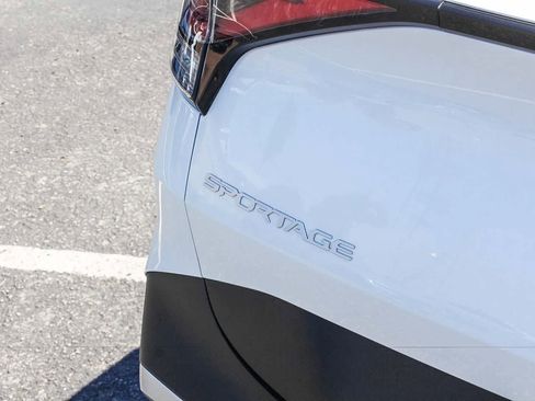 Used 2025 Kia Sportage LX AWD/4WD image 9
