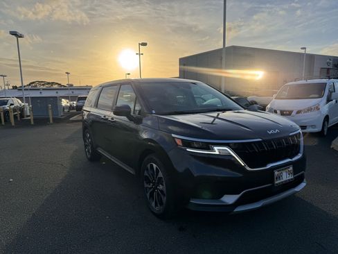 Used 2024 Kia Carnival EX image 2