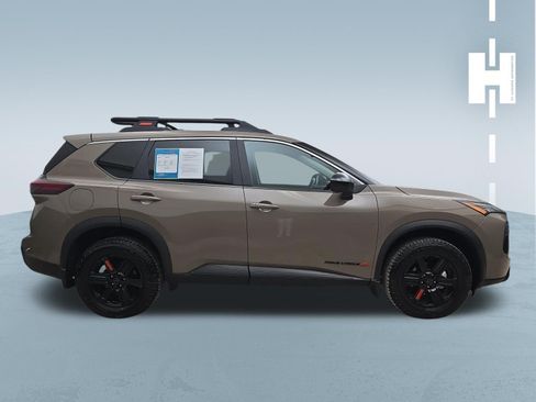 Used 2025 Nissan Rogue SV AWD/4WD image 3