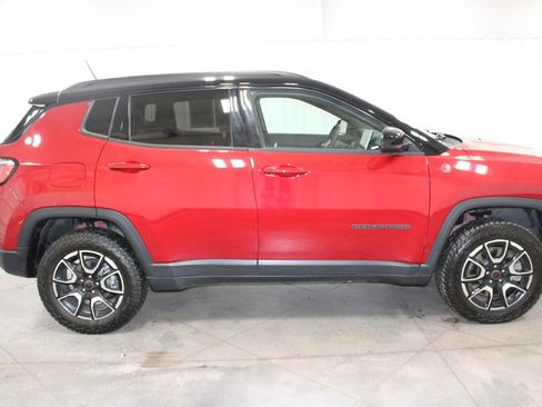 Used 2025 Jeep Compass Trailhawk AWD/4WD image 11