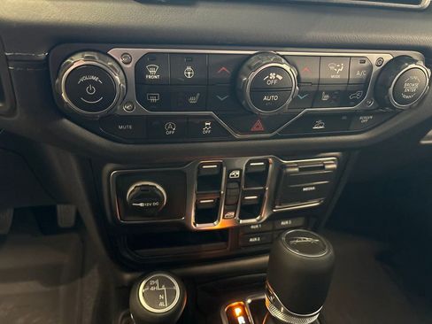 New 2025 Jeep Gladiator Sport image 18