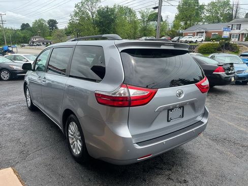 Used 2017 Toyota Sienna XLE w/ XLE Navigation Package FWD image 8
