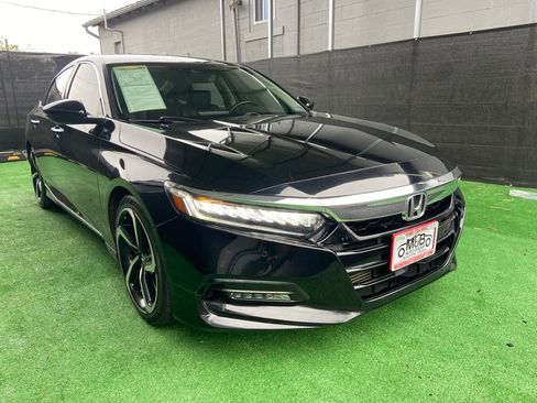 Used 2018 Honda Accord Touring image 2