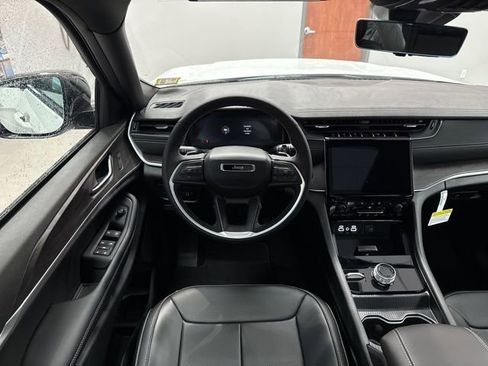 New 2025 Jeep Grand Cherokee Limited w/ Luxury Tech Group II AWD/4WD image 43