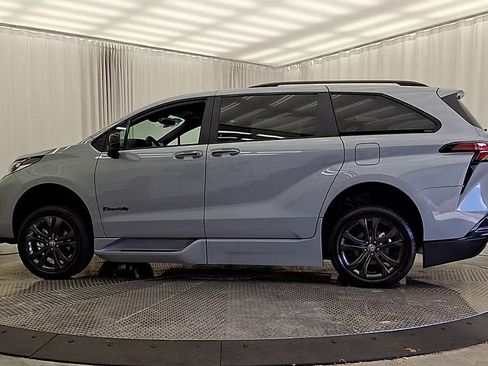 Used 2025 Toyota Sienna XSE w/ XSE Plus Package FWD image 2