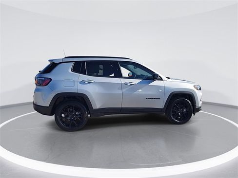 New 2026 Jeep Compass Latitude image 9