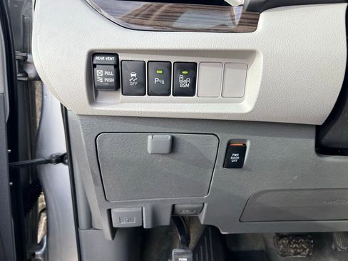 Used 2017 Toyota Sienna XLE image 46