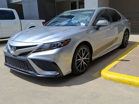 Used 2023 Toyota Camry SE FWD image 4