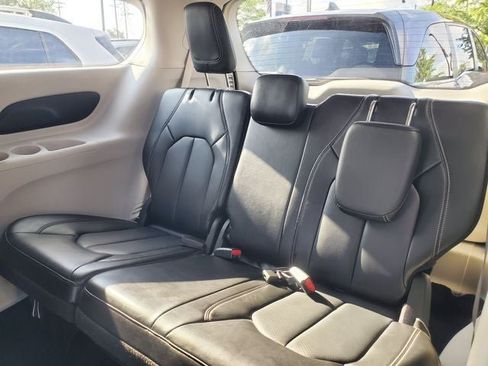Used 2024 Chrysler Pacifica Limited FWD image 29