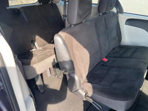 Used 2019 Dodge Grand Caravan SE w/ UConnect Hands-Free Group image 22