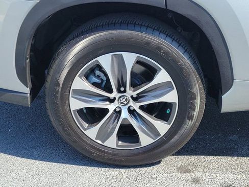 Used 2023 Toyota Highlander XLE image 5