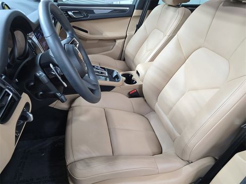 Certified 2025 Porsche Macan image 5