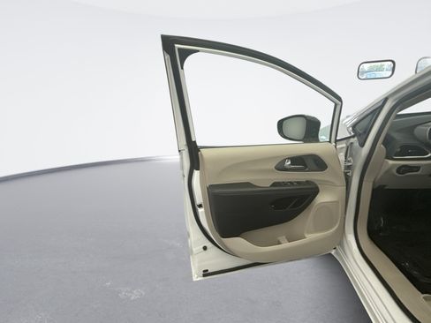 Used 2024 Chrysler Pacifica Limited FWD image 9