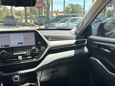Used 2023 Toyota Highlander Platinum FWD image 15