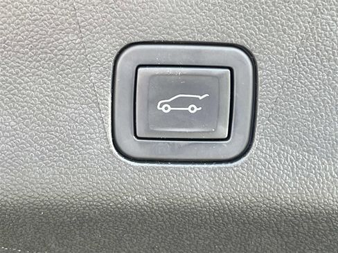 Used 2024 GMC Yukon XL Denali image 13