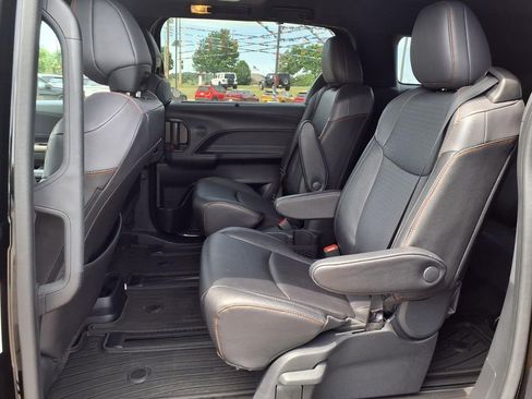 Used 2023 Toyota Sienna XSE w/ XSE Plus Package AWD/4WD image 11