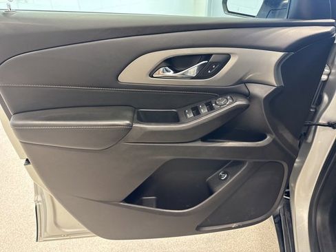 Used 2021 Chevrolet Traverse LT image 19