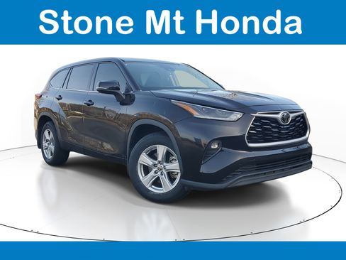 Used 2021 Toyota Highlander LE image 1