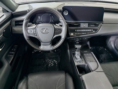 Used 2022 Lexus ES 300h w/ Luxury Package image 3