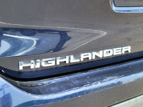 Used 2025 Toyota Highlander LE FWD image 24