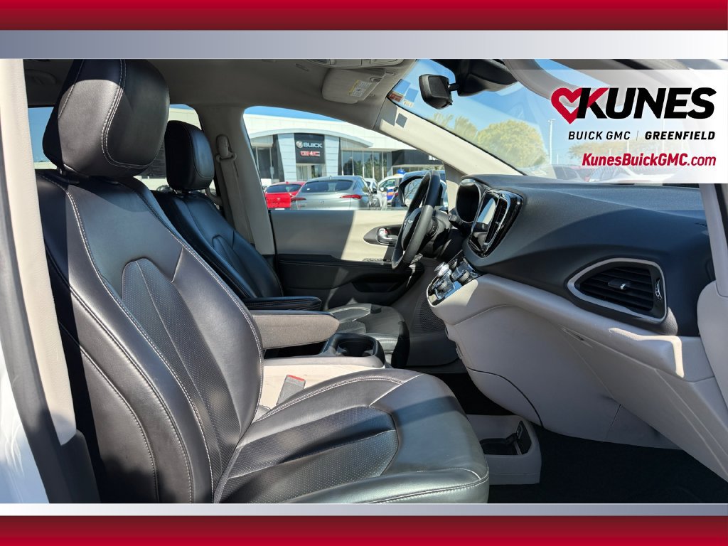 Used 2023 Chrysler Pacifica Touring-L FWD image 38