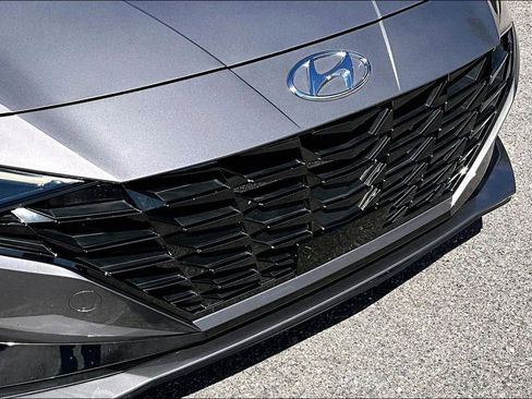 Used 2022 Hyundai Elantra Limited image 11
