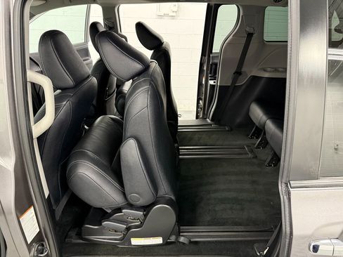 Used 2017 Toyota Sienna SE FWD image 14