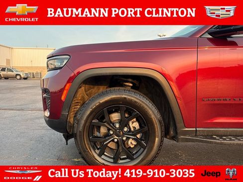Used 2024 Jeep Grand Cherokee Altitude AWD/4WD image 27