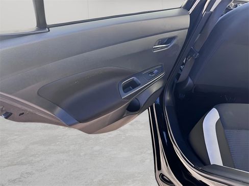 Used 2021 Nissan Versa SV image 9