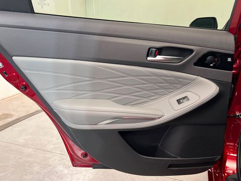 Used 2020 Toyota Avalon Limited image 19