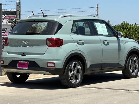 Used 2025 Hyundai Venue SEL FWD image 4