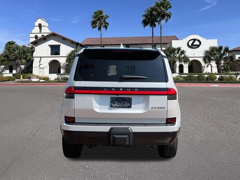 Used 2025 Lexus GX 550 w/ Accessory Package (2T) AWD/4WD image 3