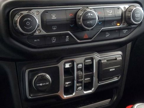 Used 2020 Jeep Wrangler Unlimited Sahara image 24