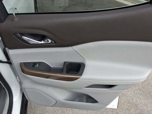 Used 2023 GMC Acadia SLE w/ Driver Convenience Package image 24