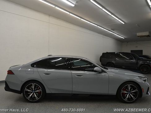 Used 2025 BMW 550e xDrive w/ Premium Package AWD/4WD image 8