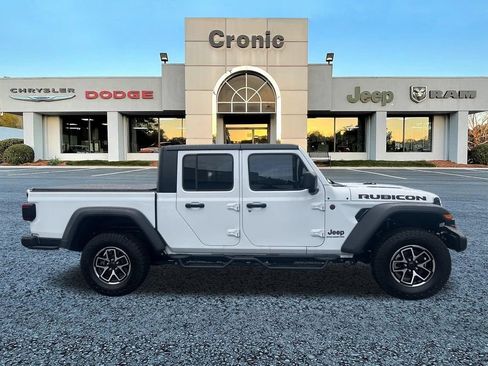 Used 2025 Jeep Gladiator Rubicon w/ Convenience Group AWD/4WD image 2