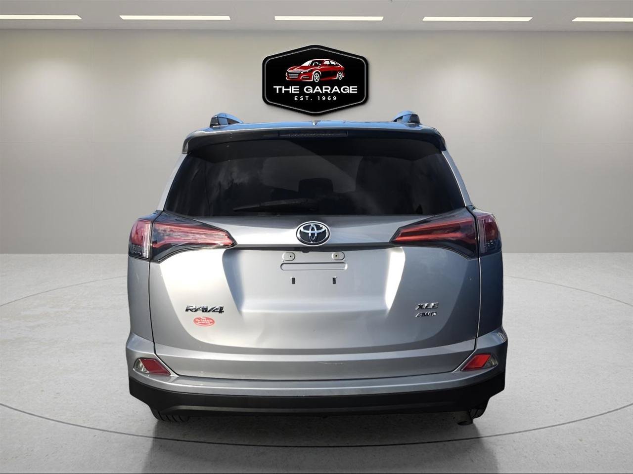 Used 2018 Toyota RAV4 XLE AWD/4WD image 5