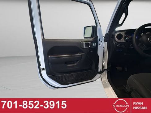 Used 2024 Jeep Wrangler Unlimited AWD/4WD image 34