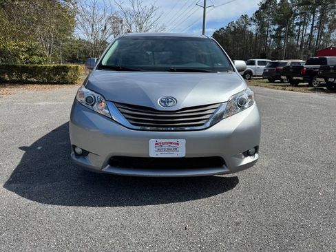Used 2013 Toyota Sienna XLE image 27