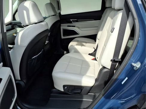 Used 2024 Kia Telluride EX w/ EX Captain's Chair Package FWD image 13