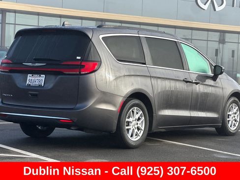 Used 2022 Chrysler Pacifica Touring-L FWD image 4