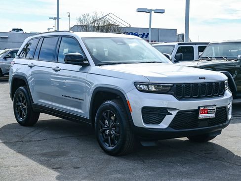 New 2025 Jeep Grand Cherokee Altitude image 3