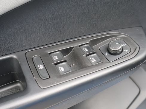Used 2023 Volkswagen Taos SE w/ Panoramic Sunroof Package FWD image 16