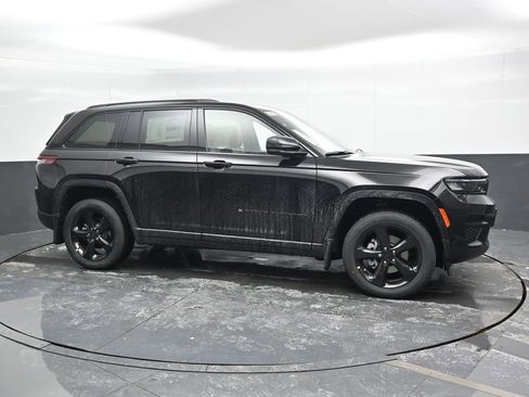 New 2025 Jeep Grand Cherokee Altitude image 3
