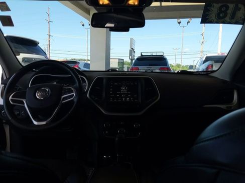 Used 2018 Jeep Cherokee Latitude Plus w/ Comfort/Convenience Group AWD/4WD image 16