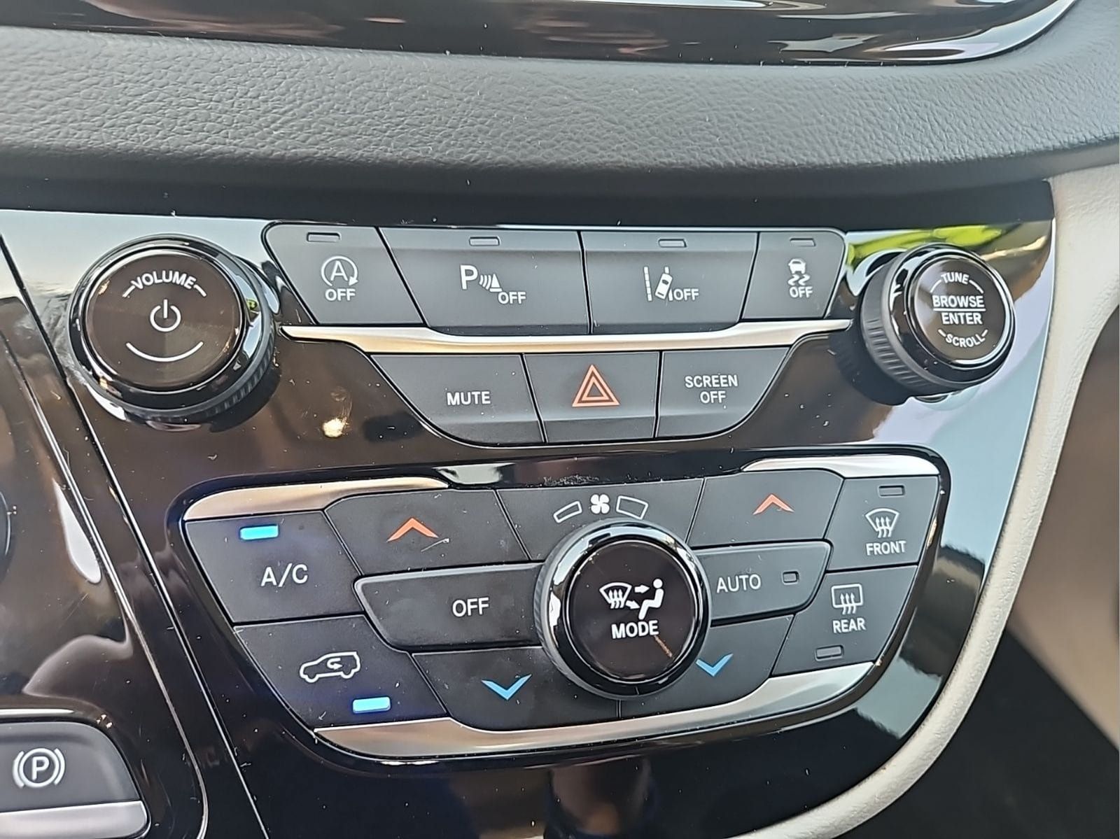 Used 2023 Chrysler Pacifica Touring-L FWD image 27